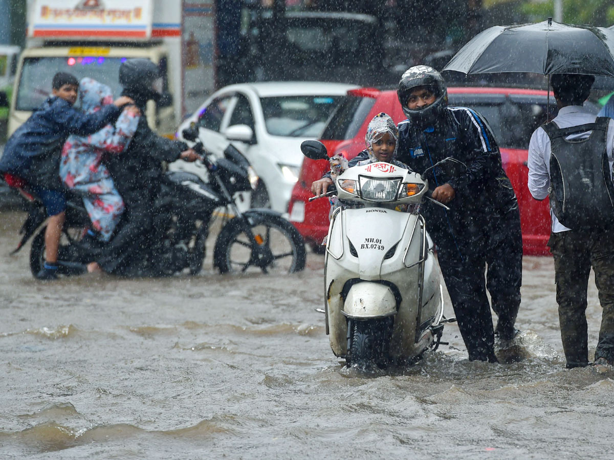 Heavy rains in Mumbai - Sakshi17