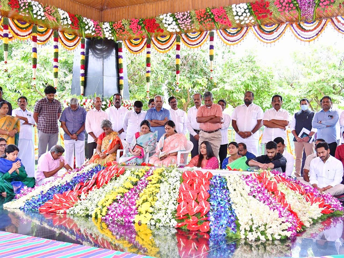 YSR Jayanthi 2022 CM YS Jagan and Family Members Pays Tributes - Sakshi1