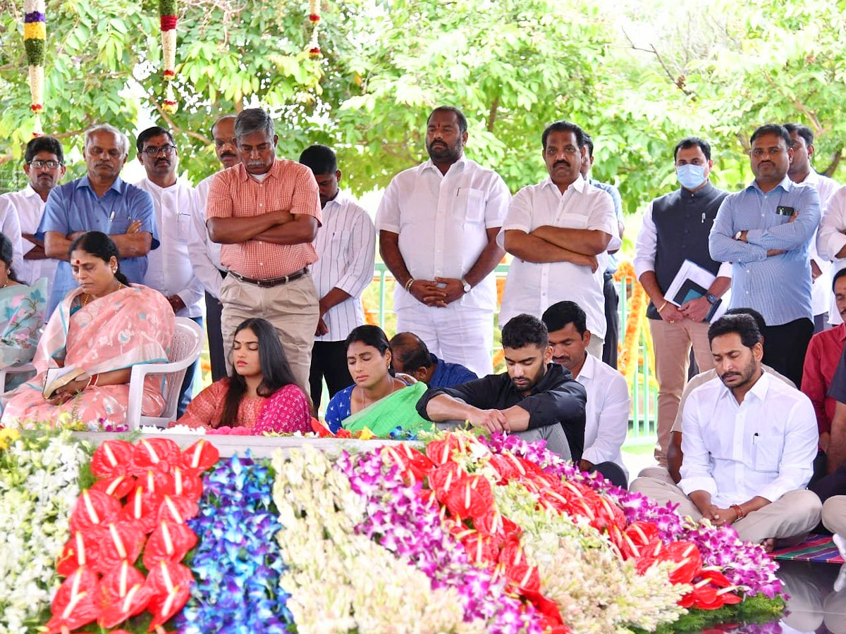 YSR Jayanthi 2022 CM YS Jagan and Family Members Pays Tributes - Sakshi4