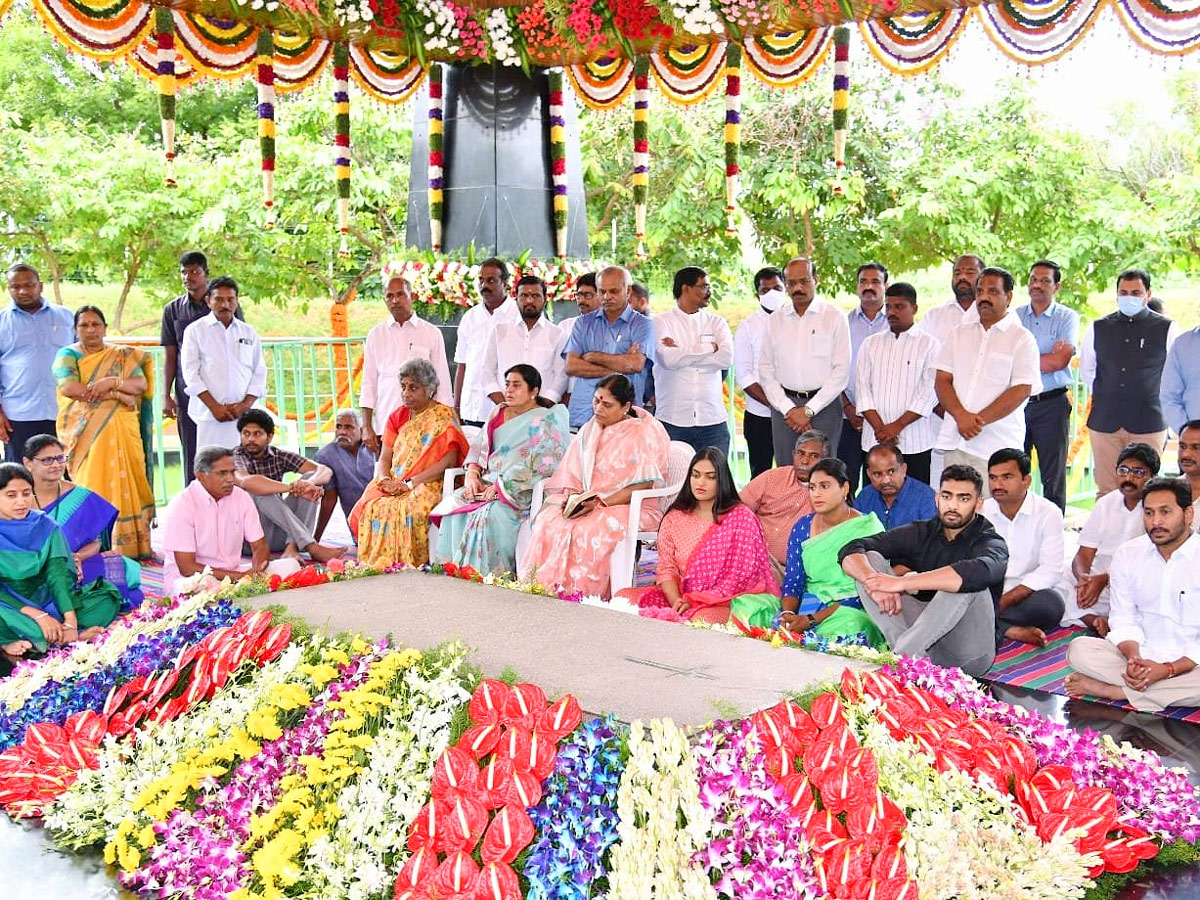 YSR Jayanthi 2022 CM YS Jagan and Family Members Pays Tributes - Sakshi6