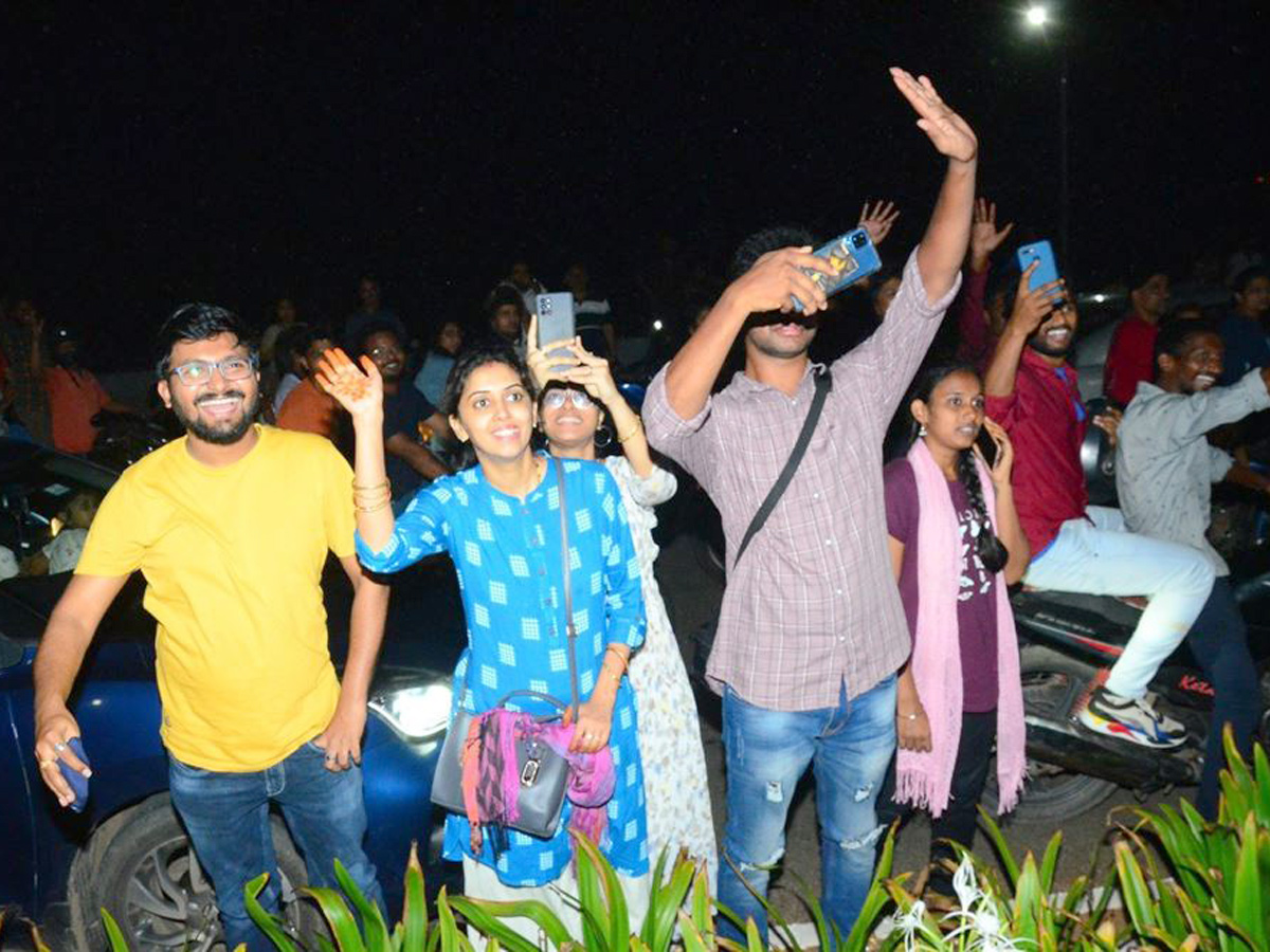 Sita Ramam Team Rally at Vizag and Vijayawada Photo Gallery - Sakshi5