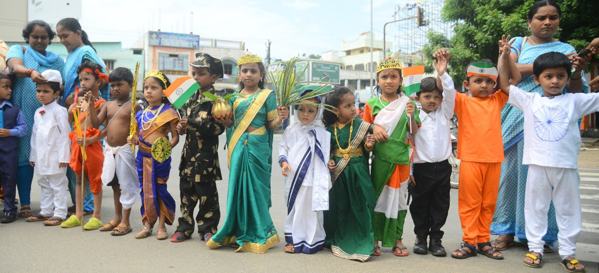 Vijayawada: School Students Rally With 400 Foot Long National Flag - Sakshi10