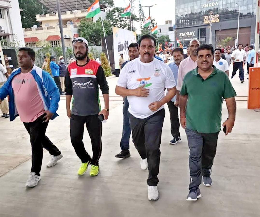 Thousands Take Part In 5K Freedom Run Across Telangana - Sakshi10