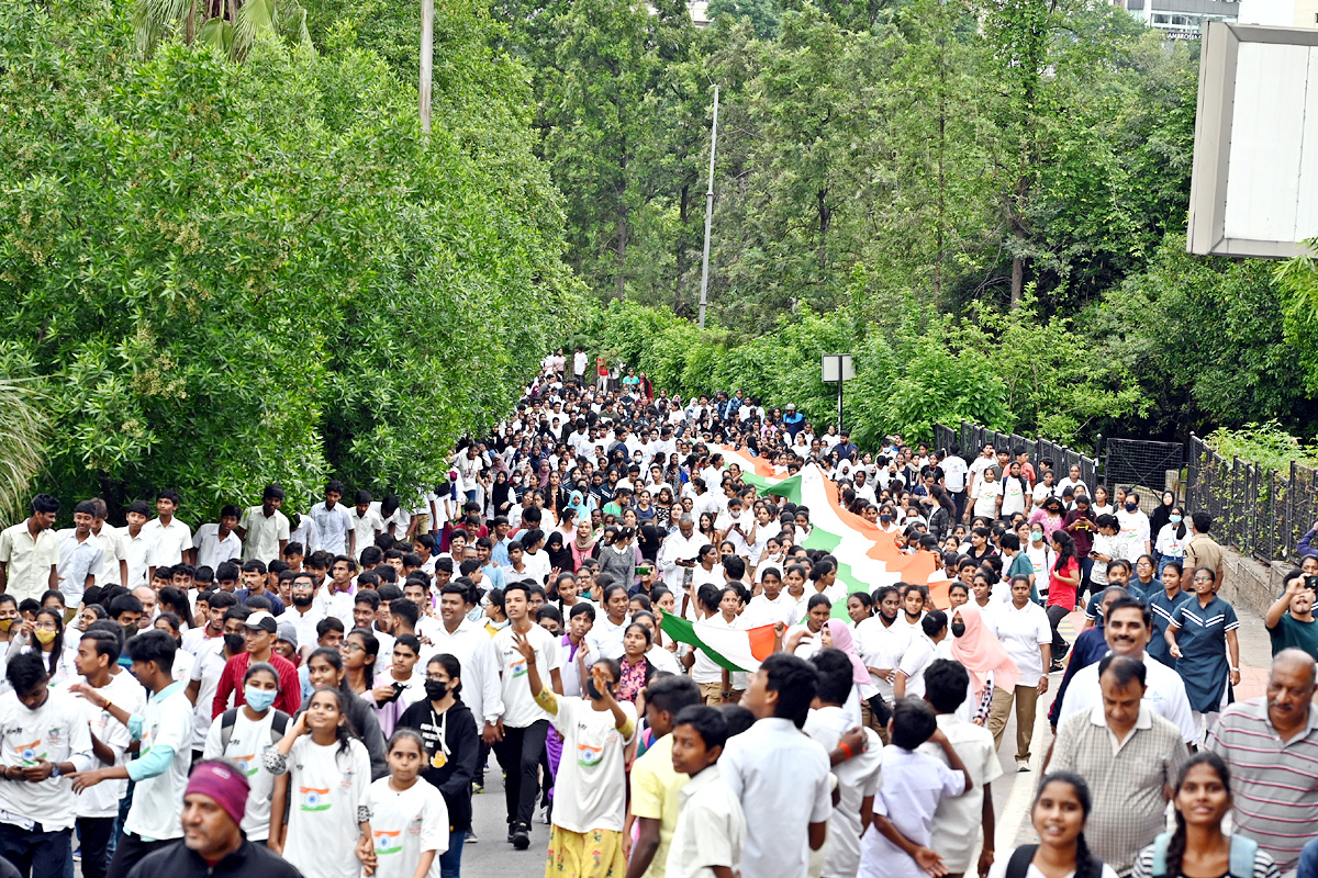 Thousands Take Part In 5K Freedom Run Across Telangana - Sakshi15