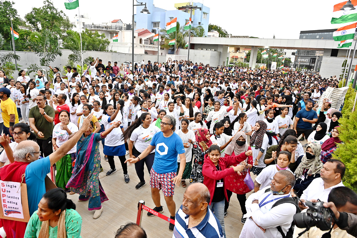 Thousands Take Part In 5K Freedom Run Across Telangana - Sakshi16