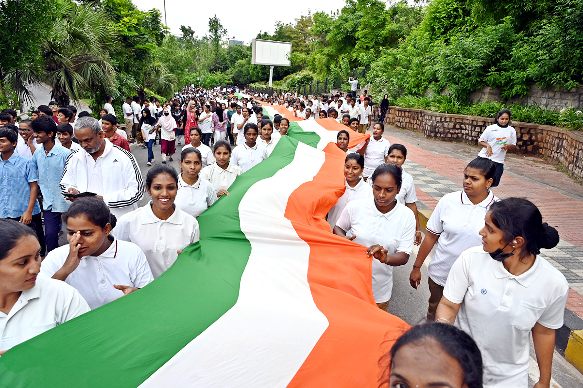 Thousands Take Part In 5K Freedom Run Across Telangana - Sakshi17