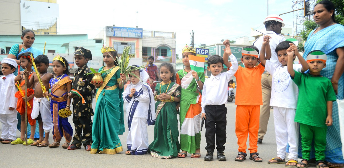 Vijayawada: School Students Rally With 400 Foot Long National Flag - Sakshi11