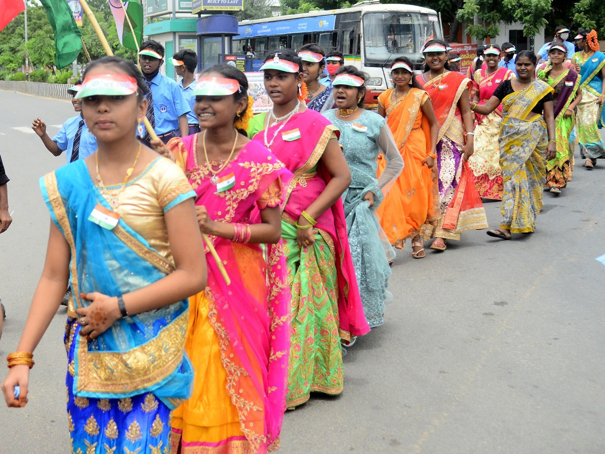 Vijayawada: School Students Rally With 400 Foot Long National Flag - Sakshi12