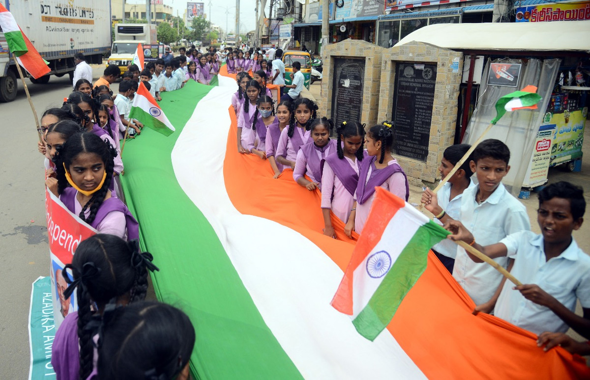 Vijayawada: School Students Rally With 400 Foot Long National Flag - Sakshi13