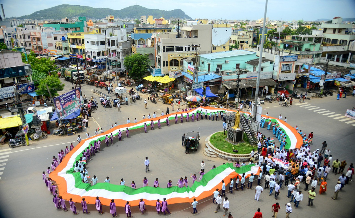 Vijayawada: School Students Rally With 400 Foot Long National Flag - Sakshi1