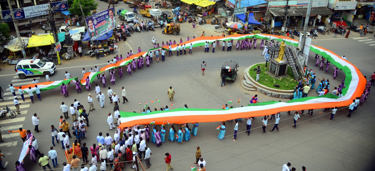 Vijayawada: School Students Rally With 400 Foot Long National Flag - Sakshi2