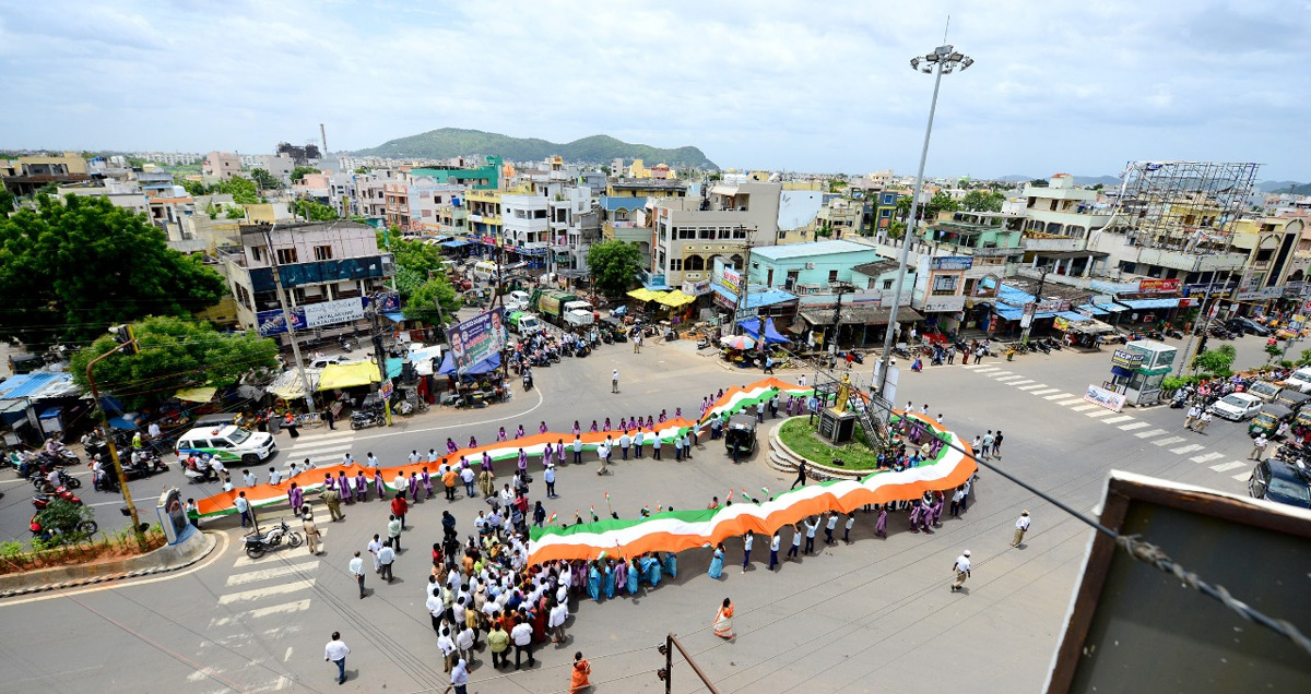 Vijayawada: School Students Rally With 400 Foot Long National Flag - Sakshi3