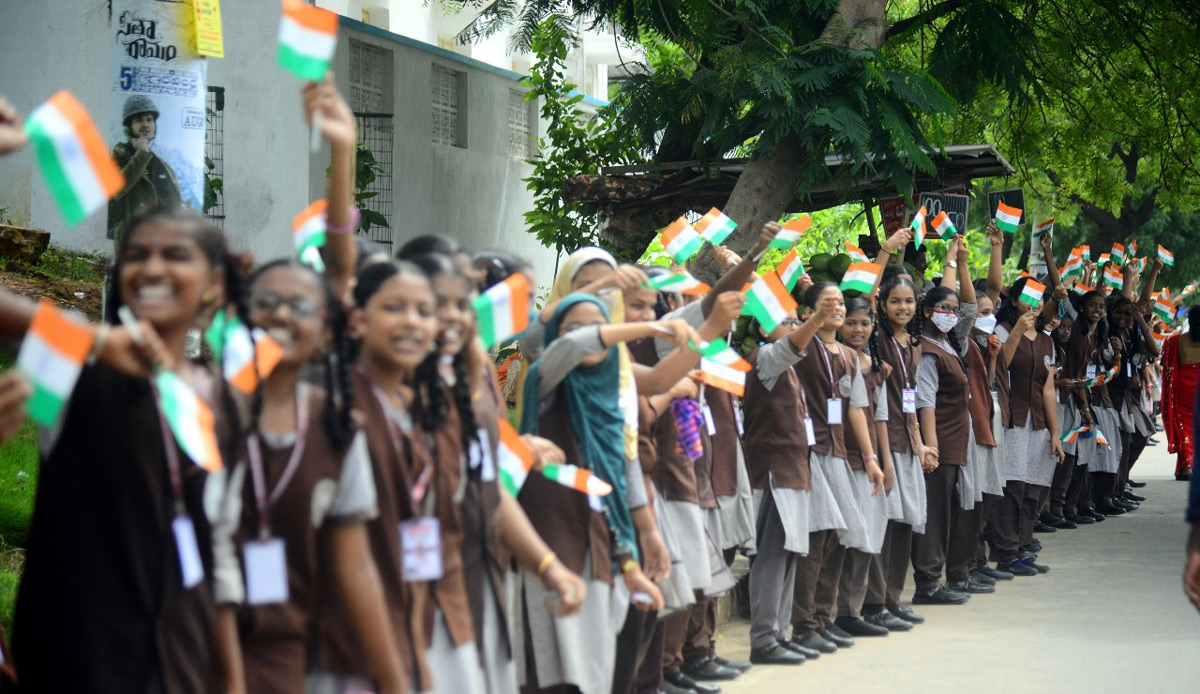 Vijayawada: School Students Rally With 400 Foot Long National Flag - Sakshi5