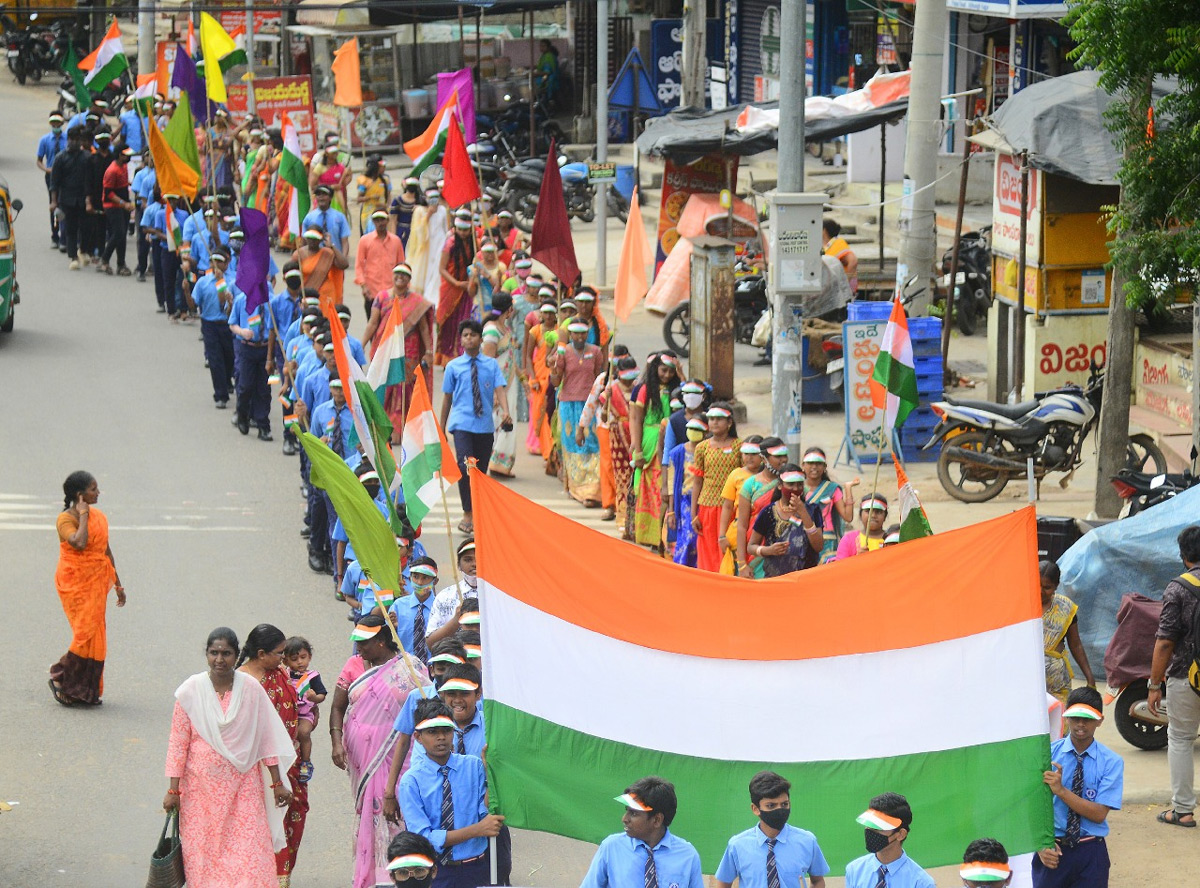 Vijayawada: School Students Rally With 400 Foot Long National Flag - Sakshi8