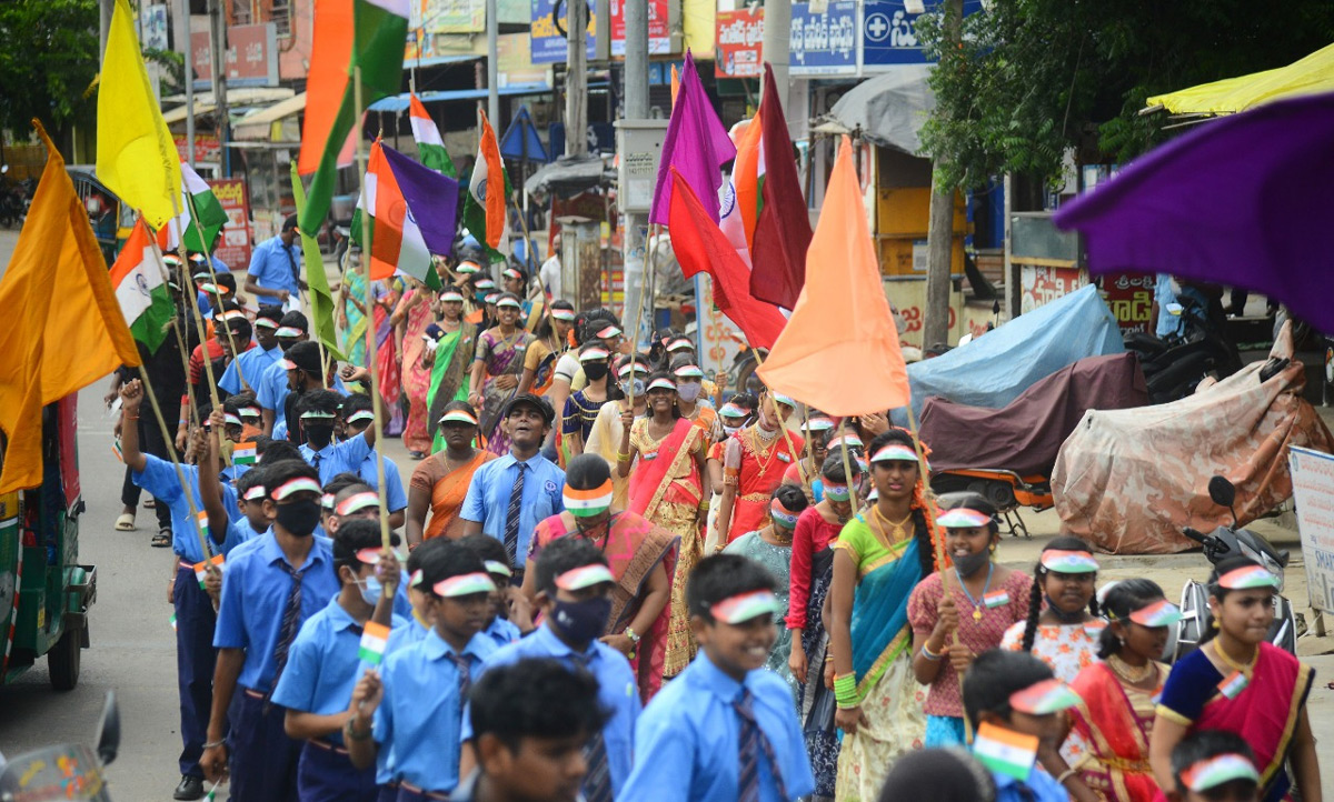 Vijayawada: School Students Rally With 400 Foot Long National Flag - Sakshi9