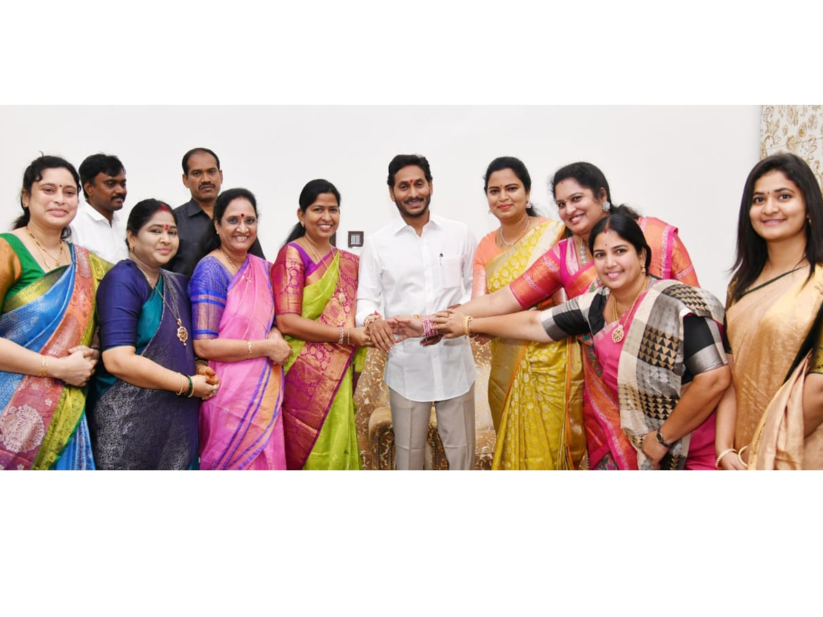 Women Leaders tie Rakhi to AP CM YS Jagan on Raksha Bandhan Photo Gallery - Sakshi2