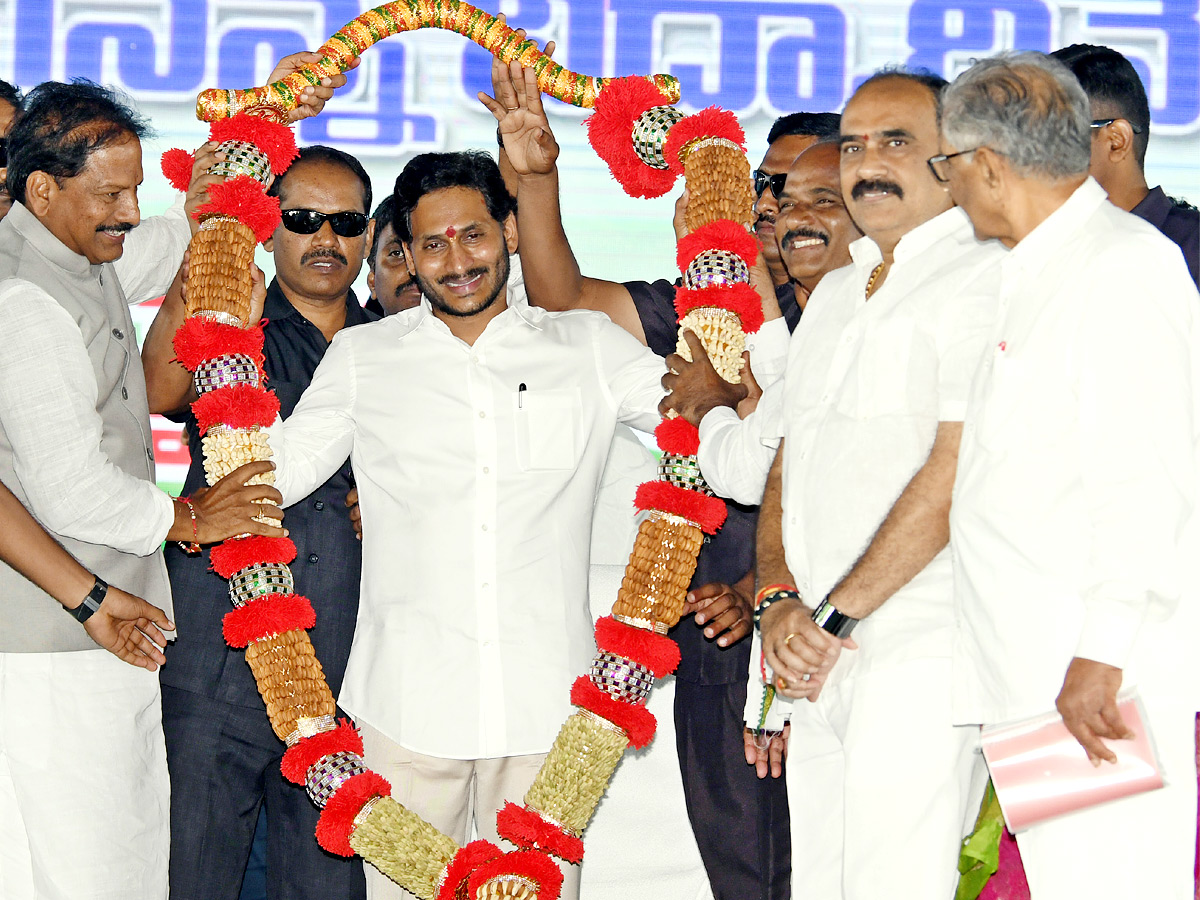 CM Jagan Disburses Jagananna Vidya Deevena Funds - Sakshi2