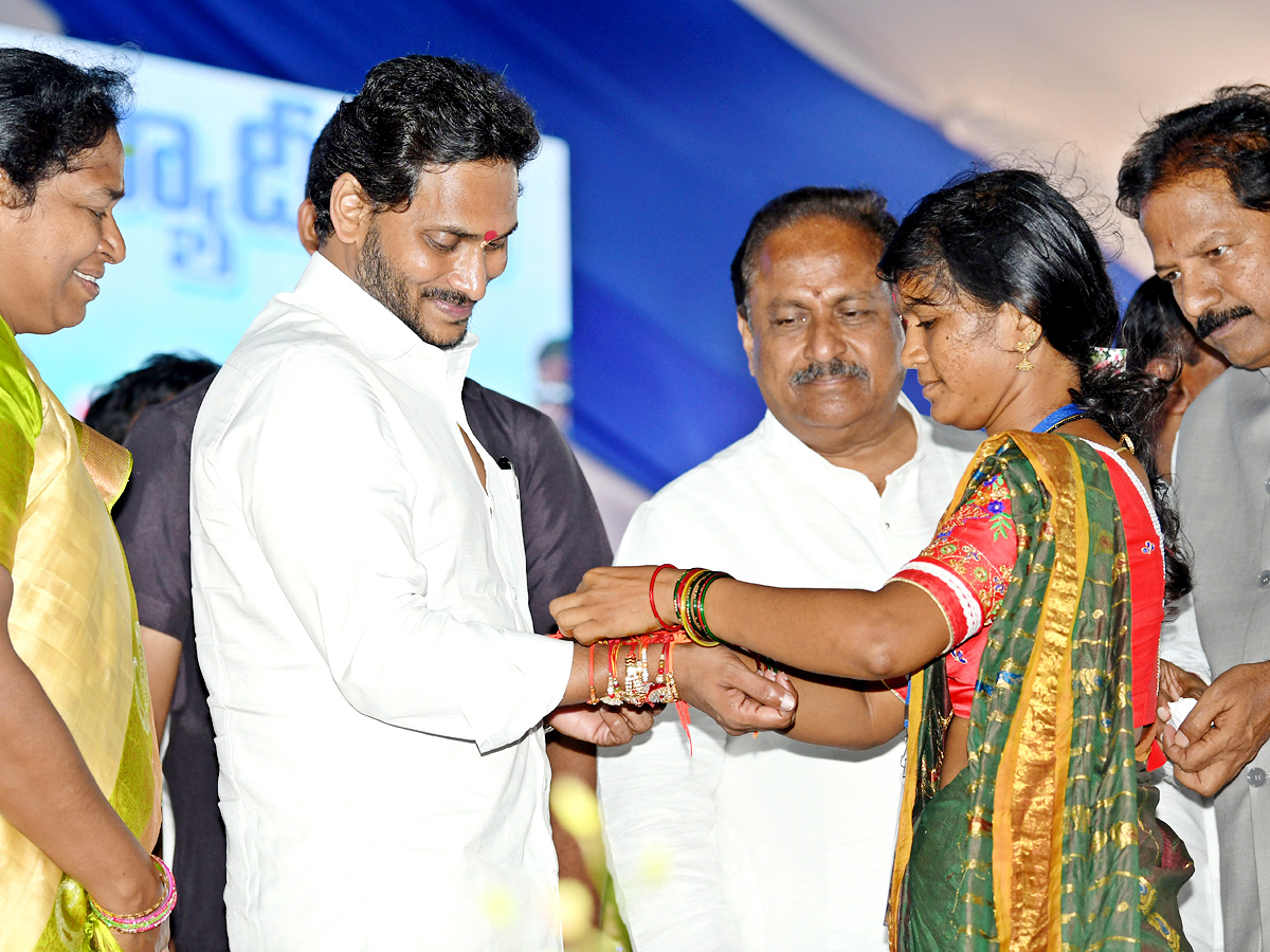 CM Jagan Disburses Jagananna Vidya Deevena Funds - Sakshi9