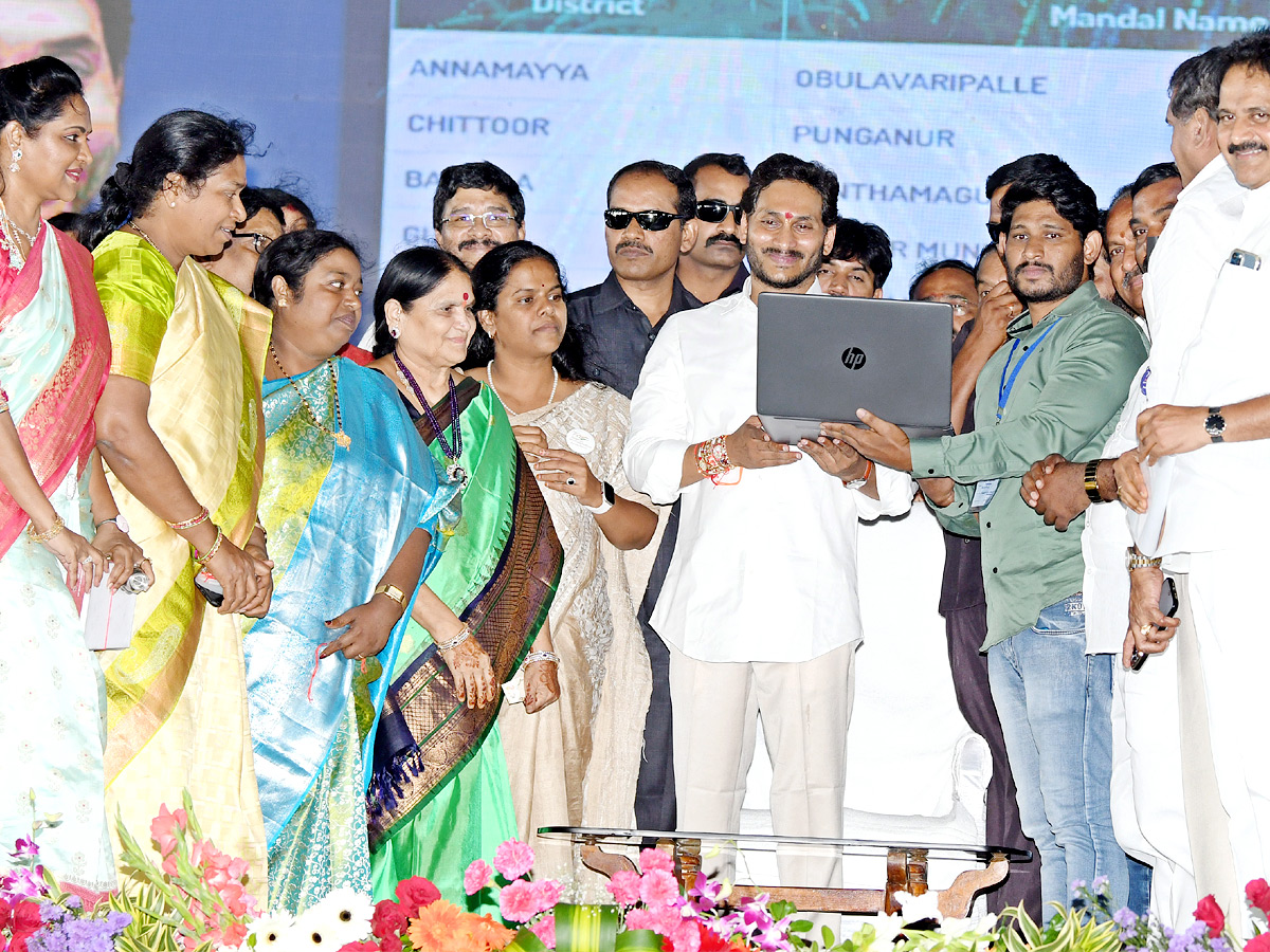 CM Jagan Disburses Jagananna Vidya Deevena Funds - Sakshi3