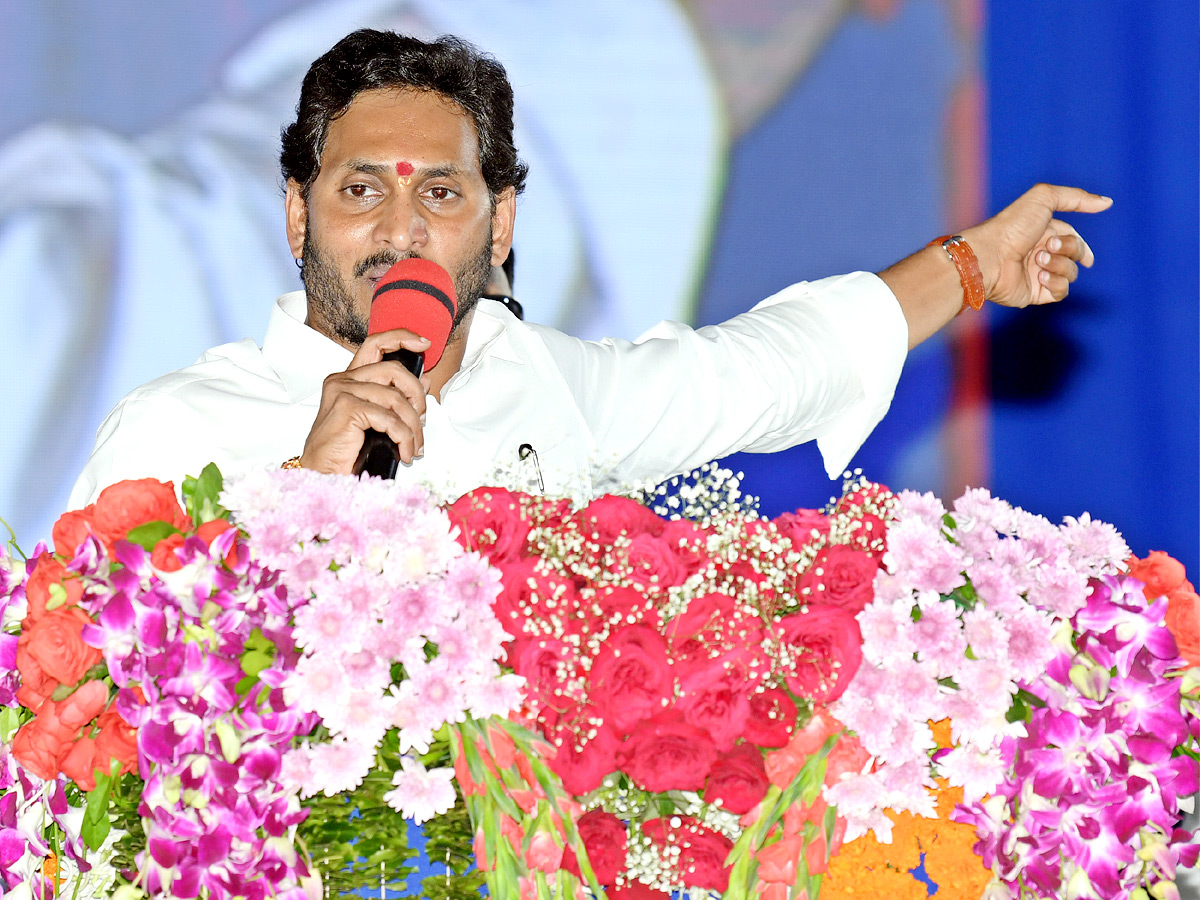 CM Jagan Disburses Jagananna Vidya Deevena Funds - Sakshi4