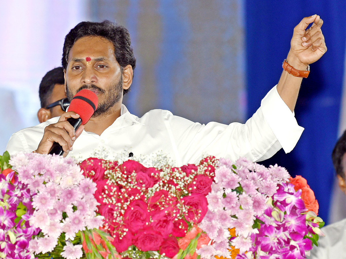 CM Jagan Disburses Jagananna Vidya Deevena Funds - Sakshi5