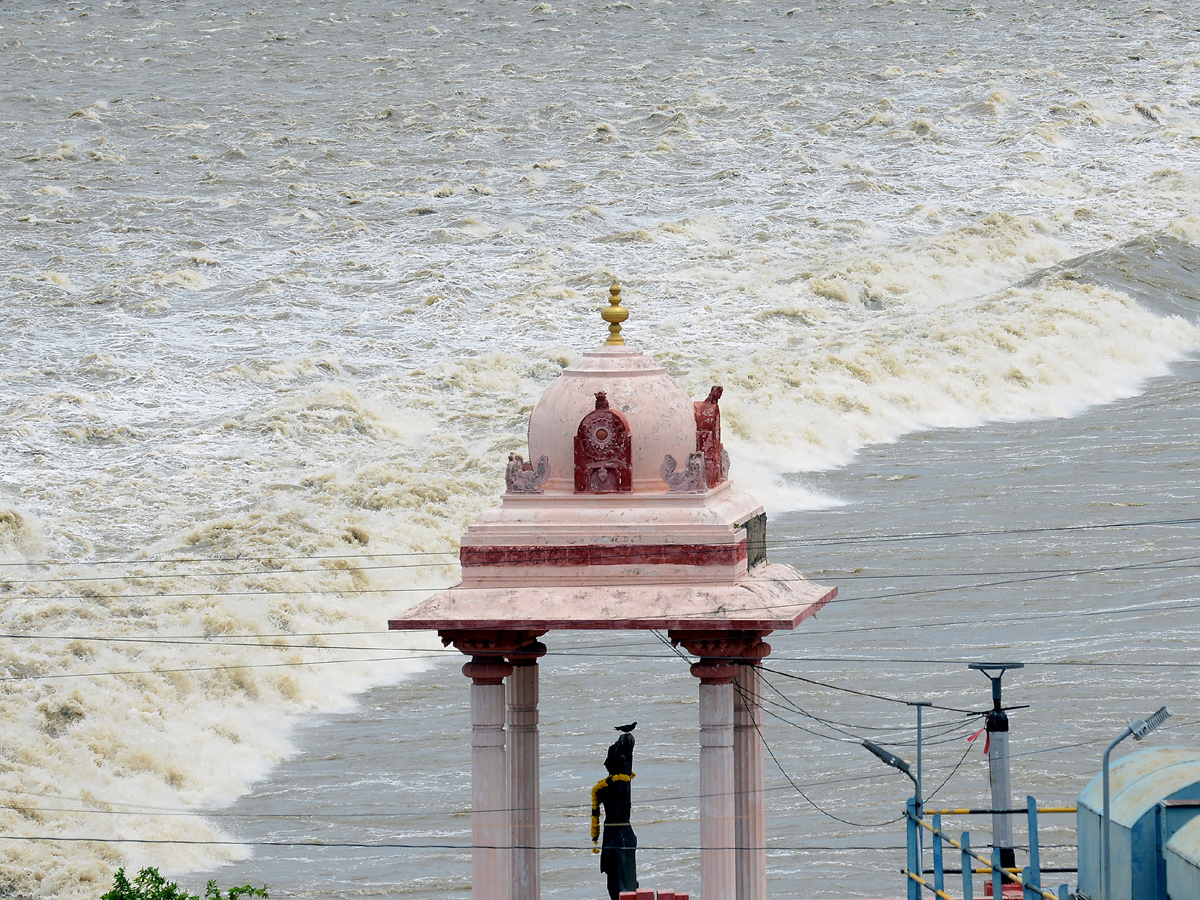 Heavy Flood Inflow to Krishna River Photo Gallery - Sakshi6