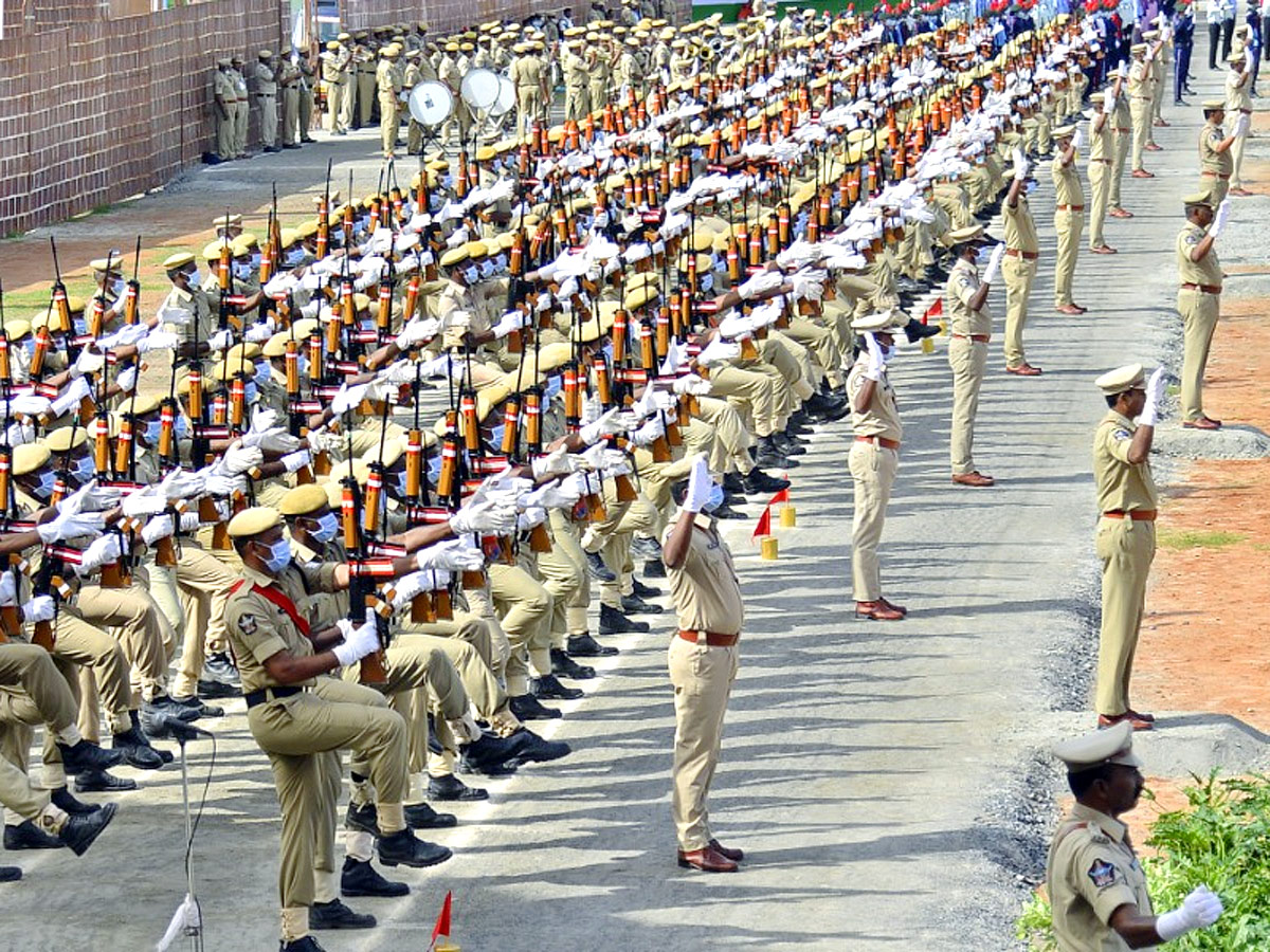 Independence Day Celebration Parade at Indira Gandhi Municipal Stadium in Vijayawada - Sakshi2