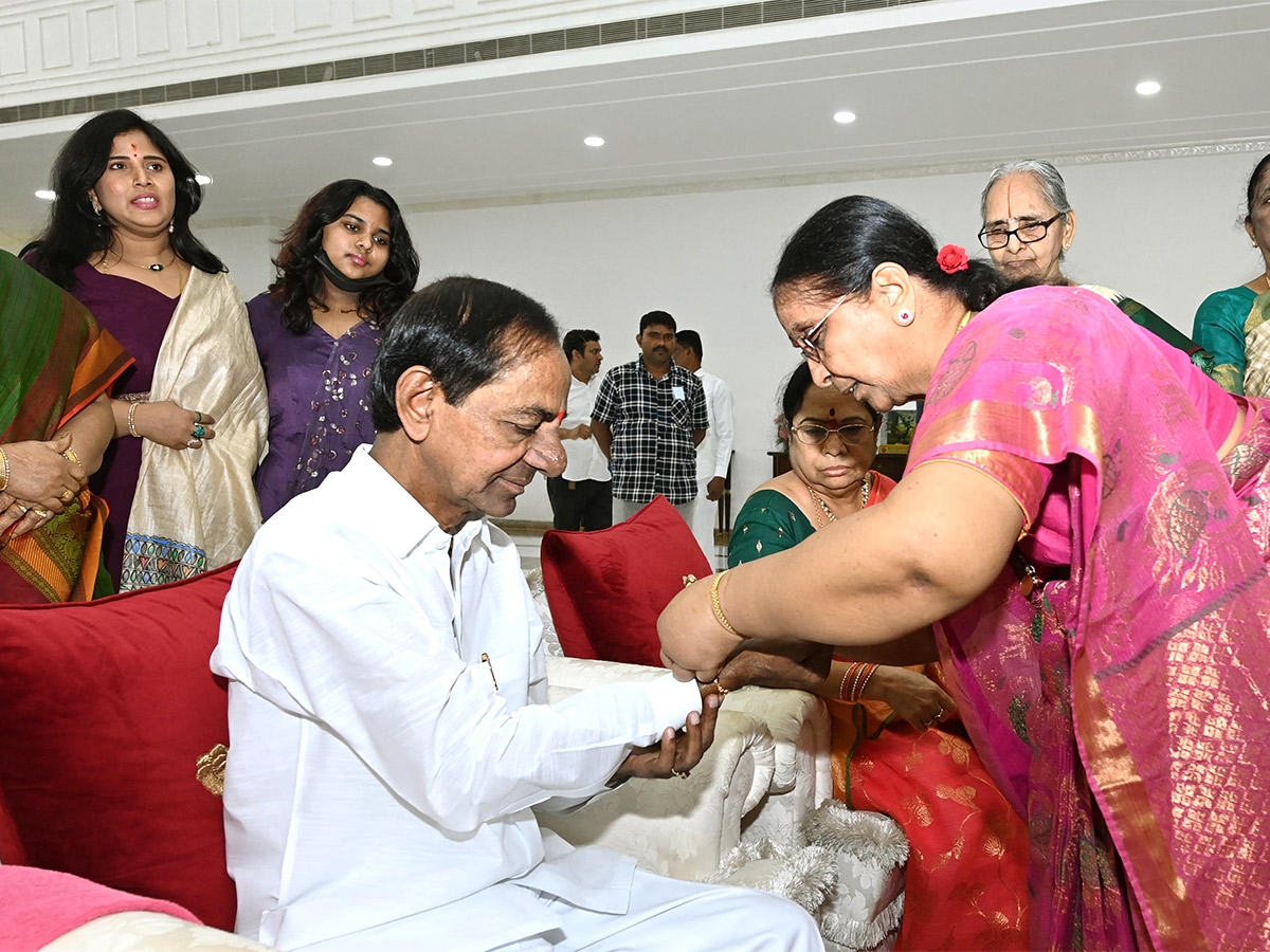 Telangana CM KCR celebrates special bond with Sisters Pics - Sakshi12