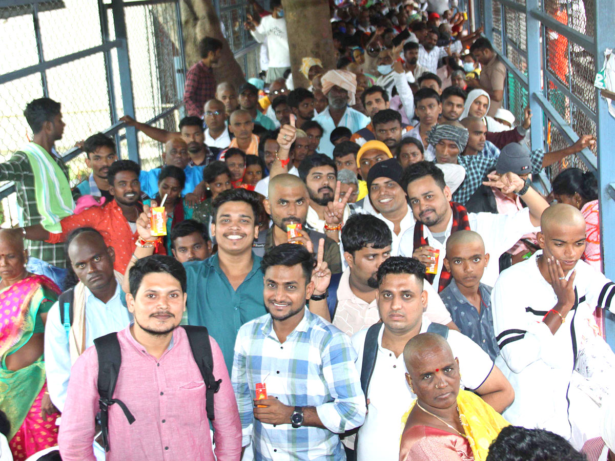 Huge Devotees Rush At Tirumala Tirupati Temple - Sakshi1