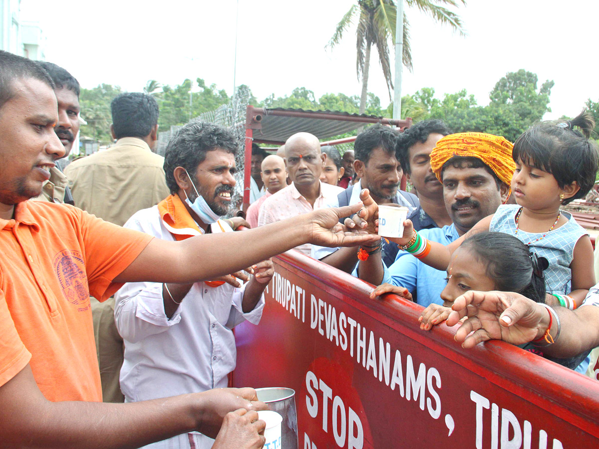 Huge Devotees Rush At Tirumala Tirupati Temple - Sakshi12