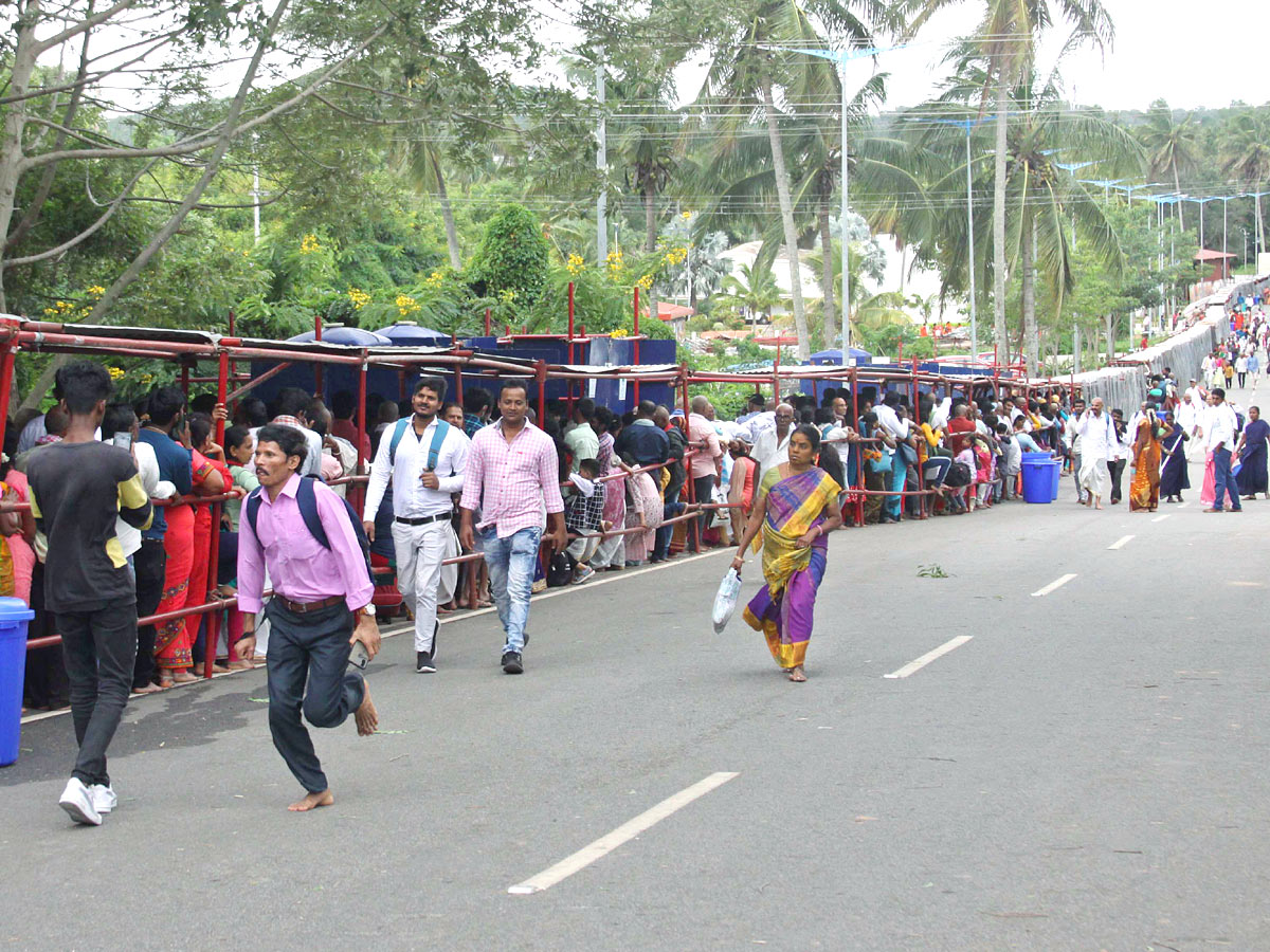 Huge Devotees Rush At Tirumala Tirupati Temple - Sakshi18