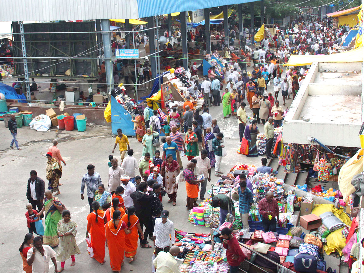 Huge Devotees Rush At Tirumala Tirupati Temple - Sakshi2