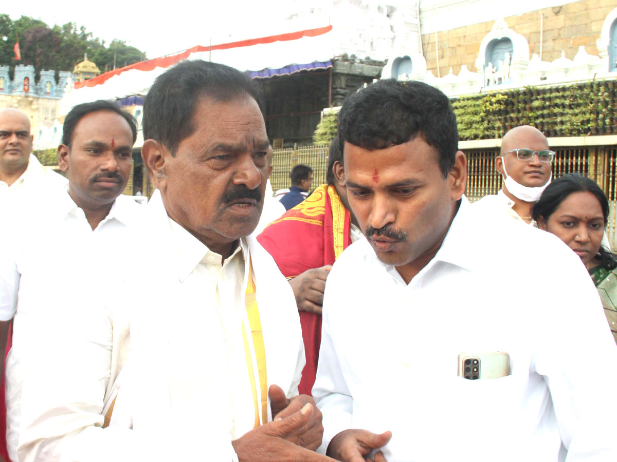Huge Devotees Rush At Tirumala Tirupati Temple - Sakshi26