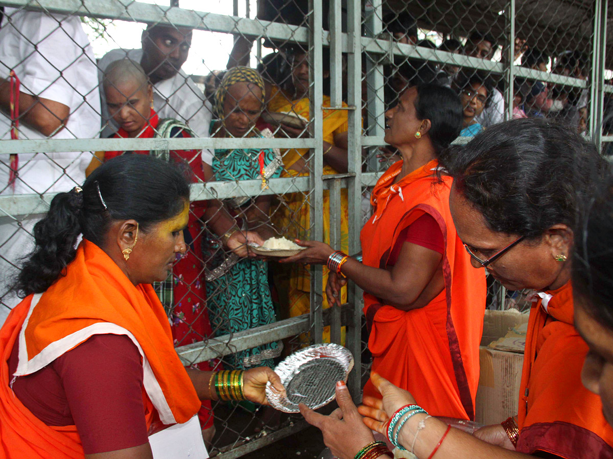 Huge Devotees Rush At Tirumala Tirupati Temple - Sakshi4