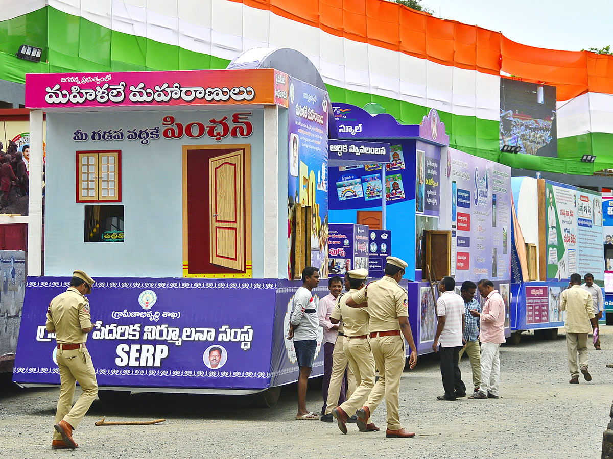 Independence Day Celebration Parade at Indira Gandhi Municipal Stadium Photos - Sakshi19