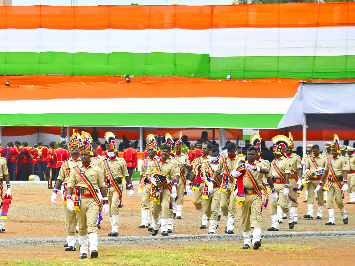 Independence Day Celebration Parade at Indira Gandhi Municipal Stadium Photos - Sakshi5