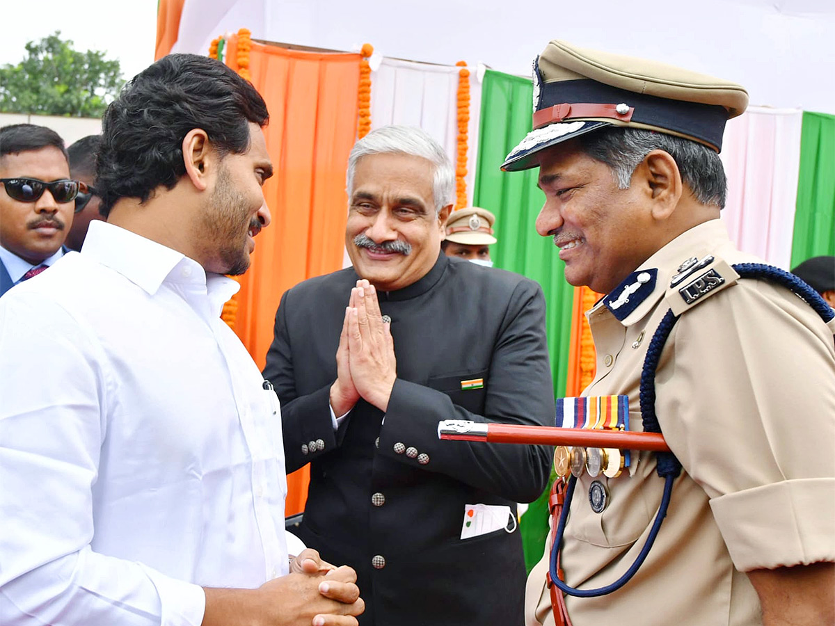 CM Jagan At AP Independence Day Celebration 2022 Photos - Sakshi18