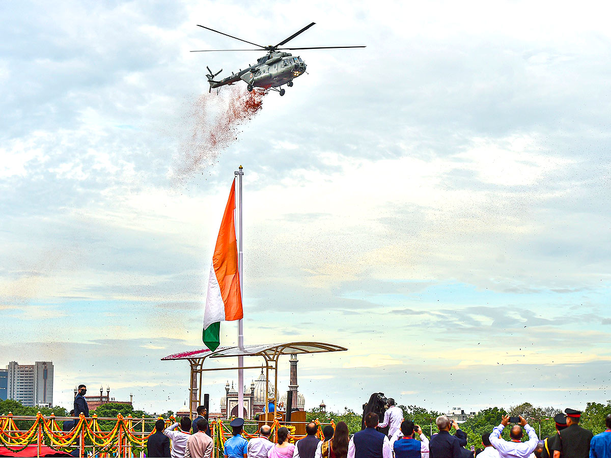 Independence Day 2022: PM Modi Hoists Flag At Red Fort Celebrations Photos - Sakshi12