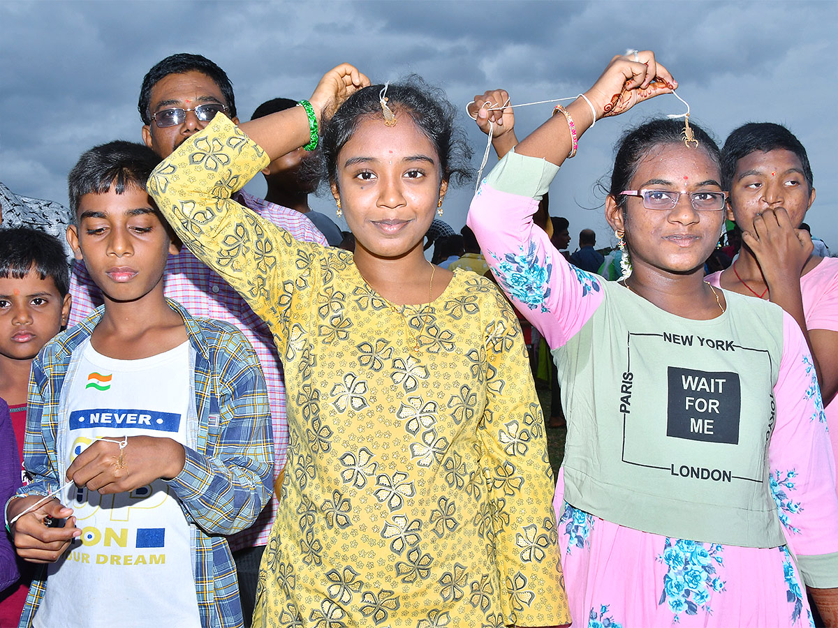 Devotees offering scorpions to lord Venkateswara in Kurnool Temple - Sakshi3