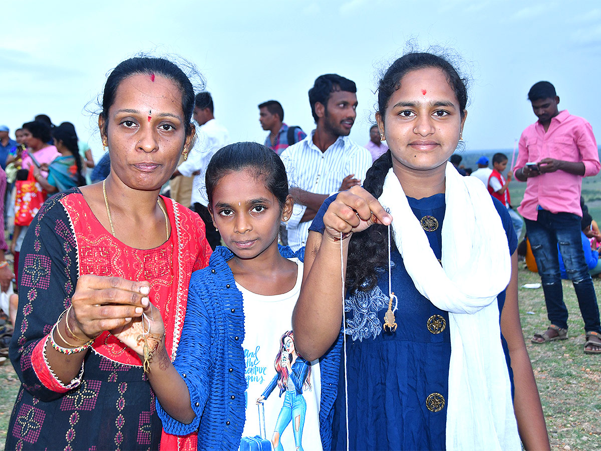 Devotees offering scorpions to lord Venkateswara in Kurnool Temple - Sakshi4