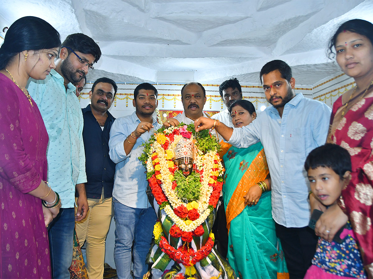 Devotees offering scorpions to lord Venkateswara in Kurnool Temple - Sakshi5