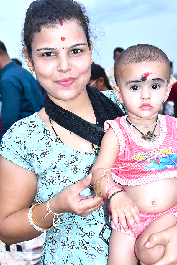 Devotees offering scorpions to lord Venkateswara in Kurnool Temple - Sakshi9