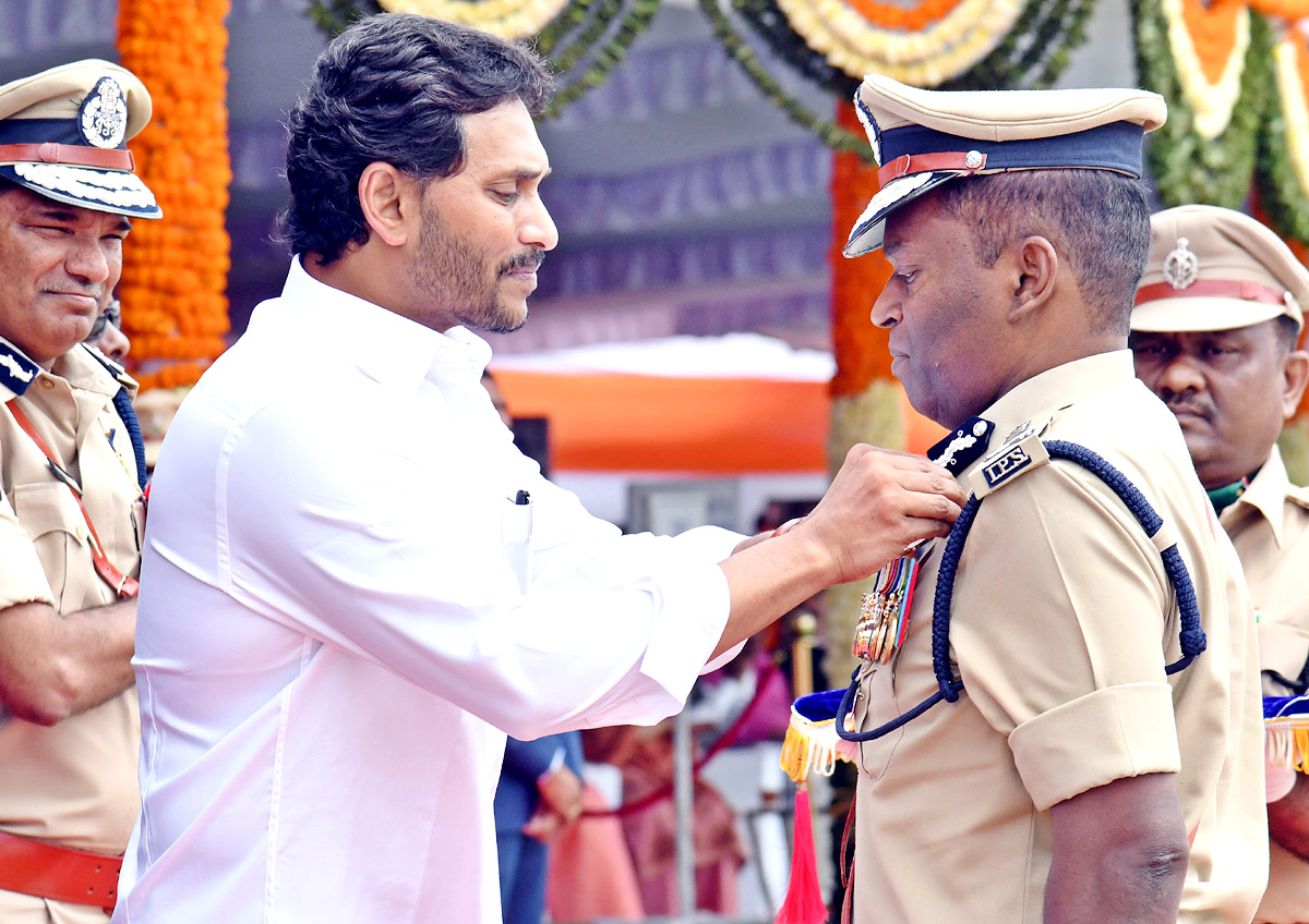 CM Jagan Presents Medals To Police Officers - Sakshi23