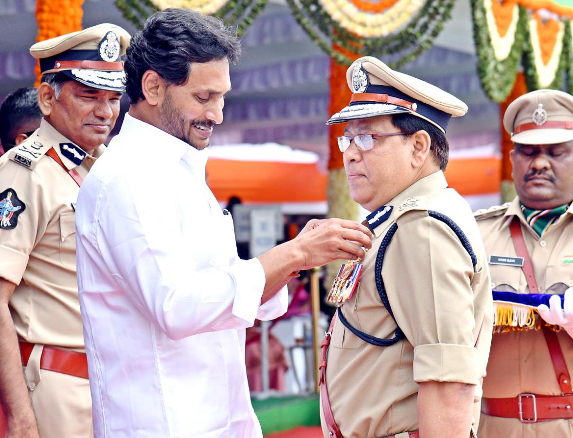 CM Jagan Presents Medals To Police Officers - Sakshi2