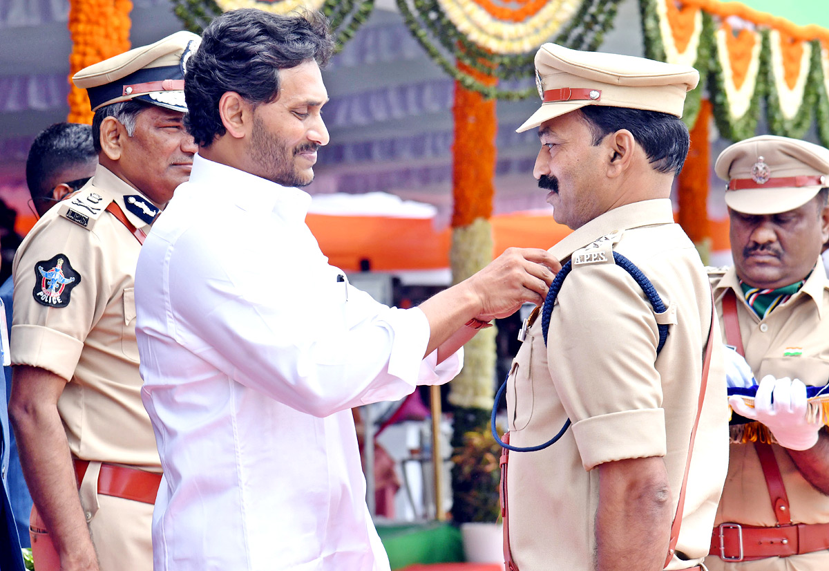 CM Jagan Presents Medals To Police Officers - Sakshi3