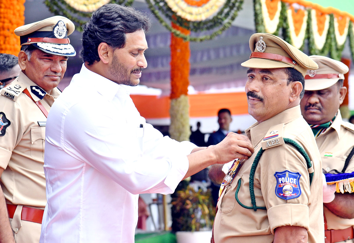 CM Jagan Presents Medals To Police Officers - Sakshi4