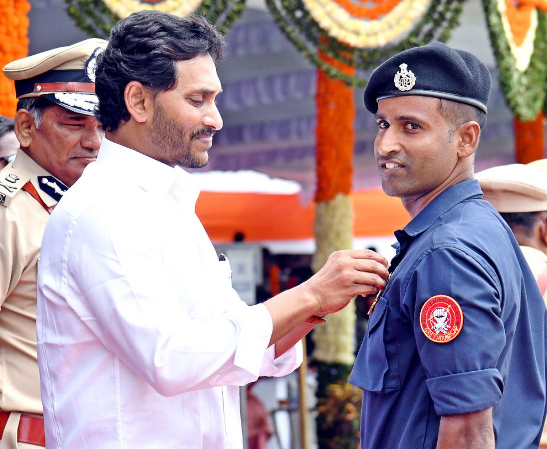 CM Jagan Presents Medals To Police Officers - Sakshi5