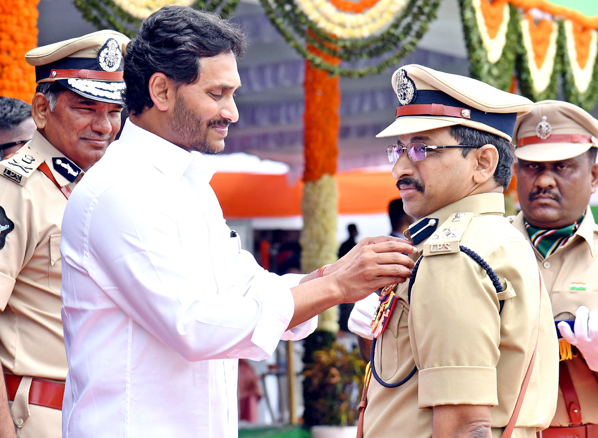 CM Jagan Presents Medals To Police Officers - Sakshi6