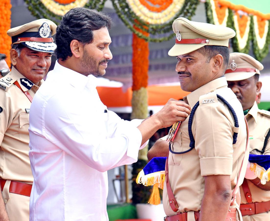 CM Jagan Presents Medals To Police Officers - Sakshi7