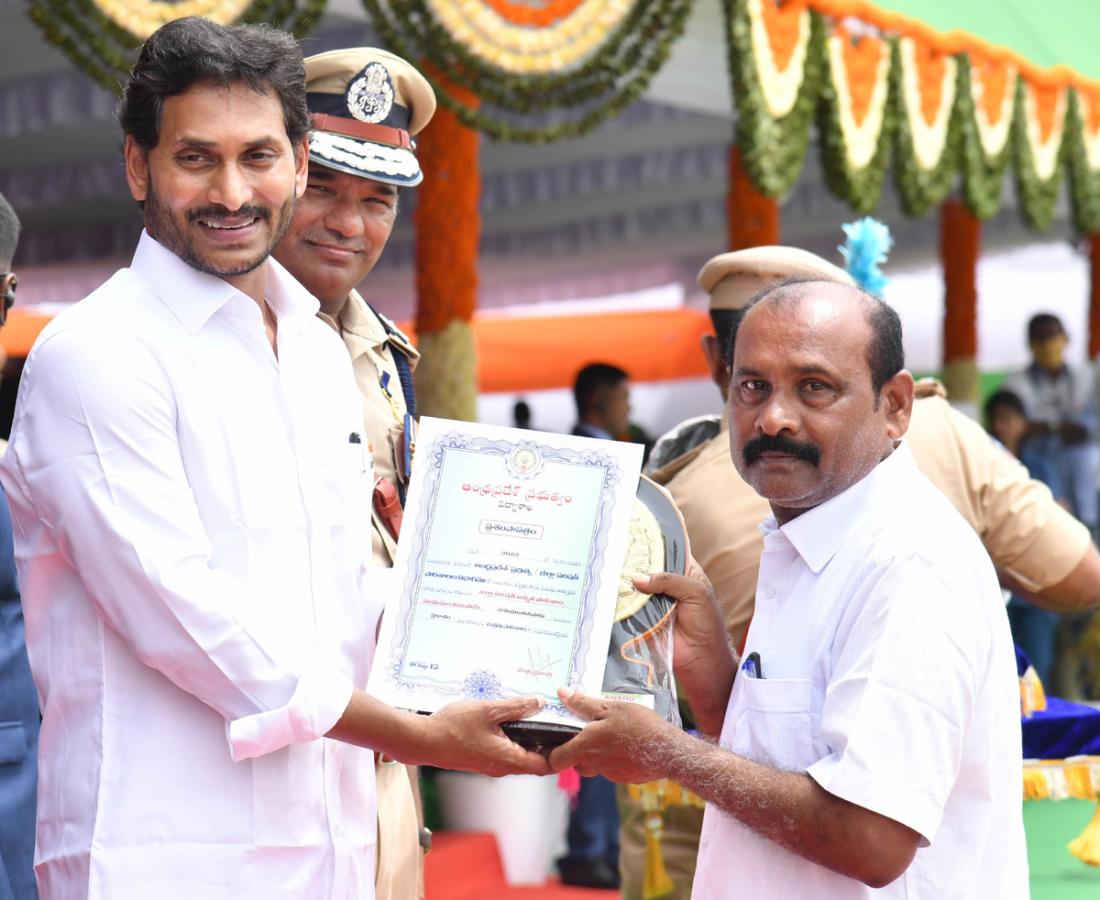 CM Jagan Presents Medals To Police Officers - Sakshi8